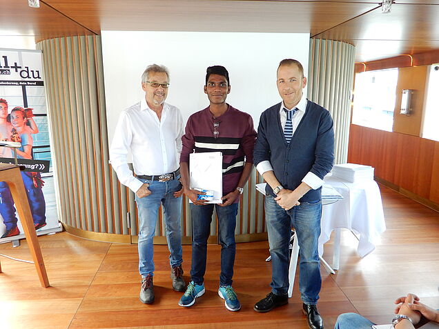 Meilleur aide-constructeur métallique 2019 : Kirusanth Kirushnamoorthy a obtenu la note de 5,4. Aussi sur la photo : René Gujer (g.) et Gerardo Dapoto (dr.).