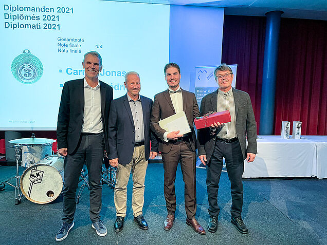 Erzielte mit der Note 4,8 das drittbeste Resultat: Cédric Chabry. Weiter im Bild: Peter Meier (li.), Ruprecht Menge (2.v.li.) und Raymond Chabry (re.).