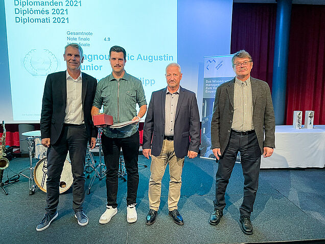 Hat mit der zweitbesten Note 4,9 abgeschlossen: Sven Hasler. Weiter im Bild: Peter Meier (li.), Ruprecht Menge (2.v.re.) und Raymond Chabry (re.).