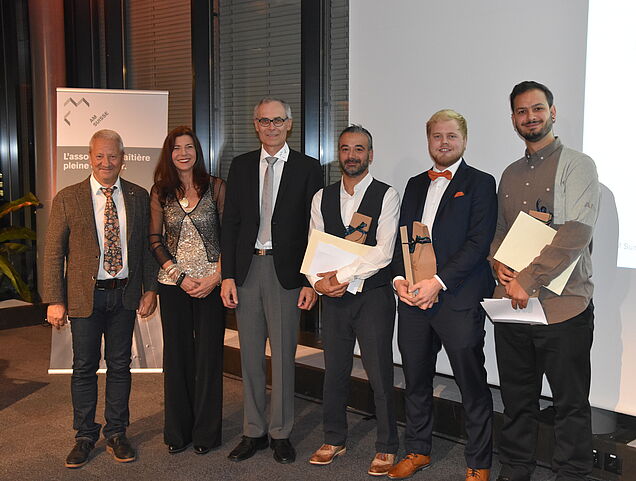 Avec une note 4,9, ils ont réalisé le troisième meilleur résultat : Simon Zaugg, Christoph Wüthrich et Giacomo Colaciuri (d.d.à.g.). Aussi sur la photo (d.g.): Ruprecht Menge, Barbara Soer et Artho Marquart.