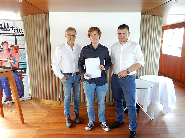 Meilleur d’appareils à moteur 2019 : Raphael Schäfer a obtenu la note de 5,3. Aussi sur la photo : René Gujer (g.) et Samuel Kocher (dr.).