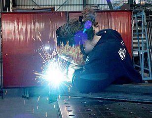 Frauen im Handwerk: Reportage mit einer Metallbauerin