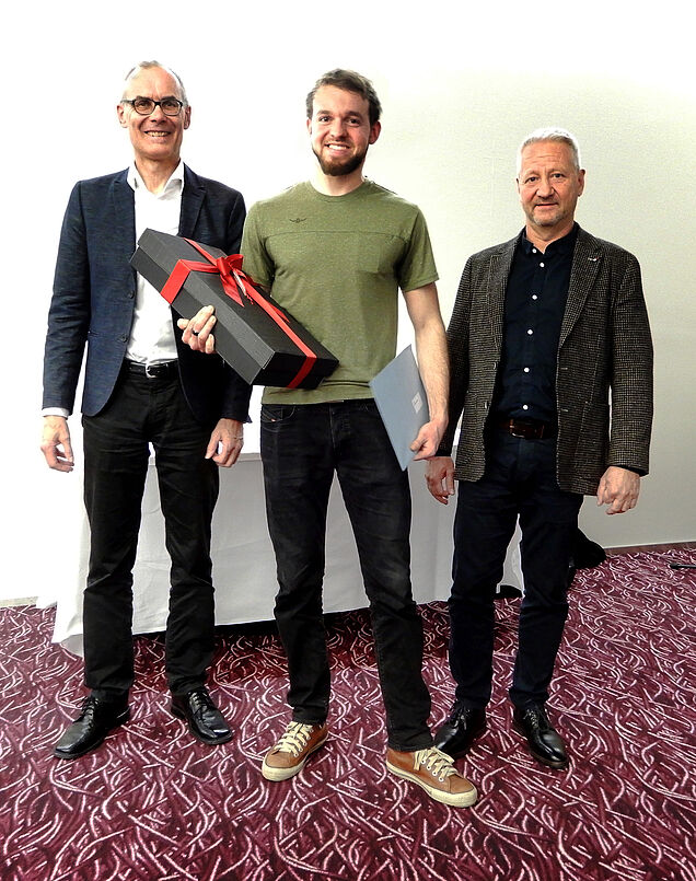 Bester Metallbau-Werkstatt- und Montageleiter in der Deutschschweiz: Stefan Holdener erzielte die Note 5,0. Weiter im Bild: Artho Marquart (li.) und Ruprecht Menge (re.)