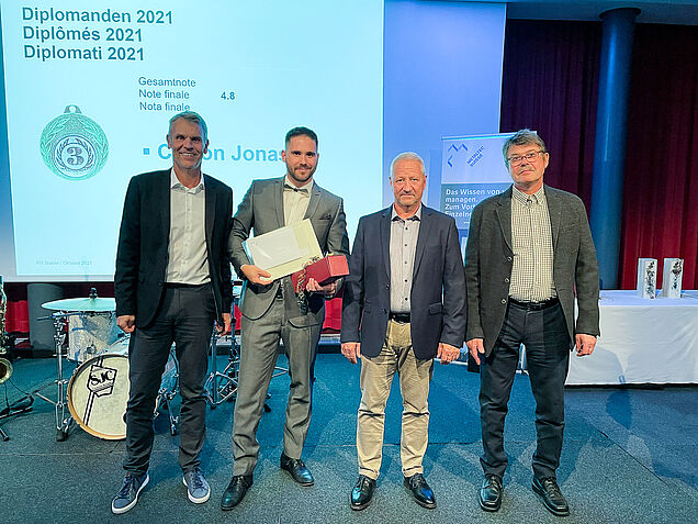 Jonas Carron a obtenu le troisième meilleur résultat avec la note 4,8. Également sur la photo : Peter Meier (à gauche), Ruprecht Menge (2e à partir de la droite) et Raymond Chabry (à droite).