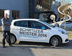 Sieger der MetalSkills nimmt Schweizer-Meister-Auto in Empfang