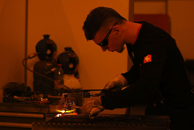 Une leçon apprise spécialement pour les WorldSkills : Julian Gemperli en train de découper au chalumeau à la main.