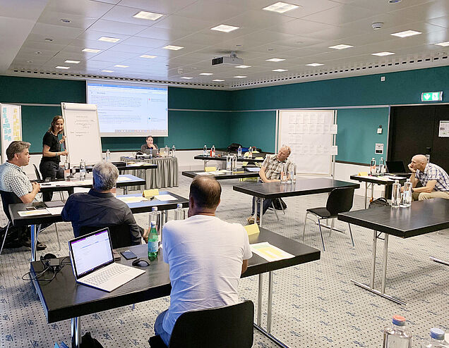 Die Projektgruppe erarbeitet an Workshops neue Lernziele und -inhalte für die Grundbildung Metallbauer/in EFZ.