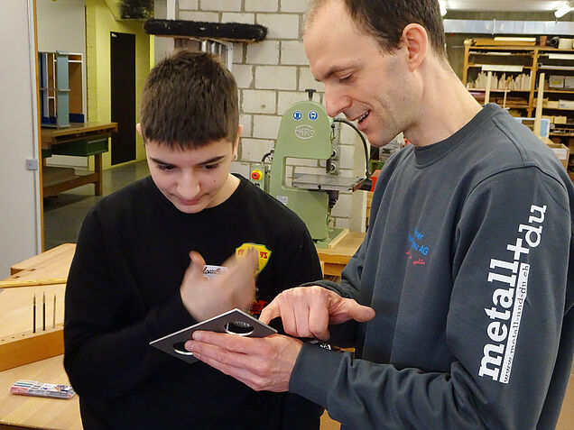 Patrick Burkhard instruiert einen Schüler.