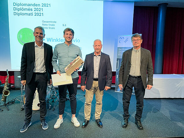 Le meilleur en 2021 : Thomas Züger a obtenu une excellente note de 5.0. Egalement sur la photo : Peter Meier (à gauche) Ruprecht Menge (2ème à partir de la droite) et Raymond Chabry (à droite).