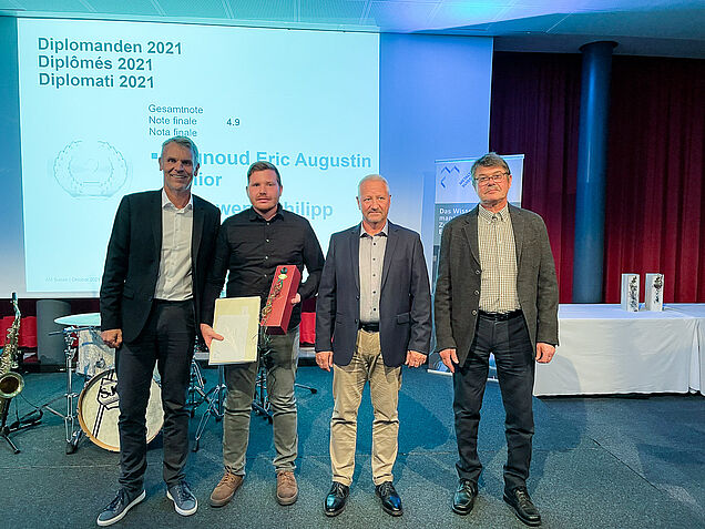 Hat mit der zweitbesten Note 4,9 abgeschlossen: Philipp Gschwend. Weiter im Bild: Peter Meier (li.), Ruprecht Menge (2.v.re.) und Raymond Chabry (re.).