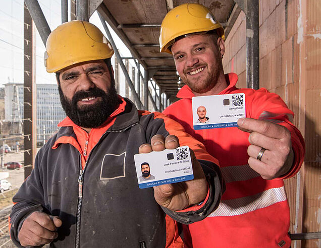 Die ISAB-Card vereinfacht die Kontrollen auf der Baustelle wesentlich. Der aufgedruckte QR-Code erlaubt dem Kontrolleur, die Zugehörigkeit von Bauarbeitenden zu einer Unternehmung und deren GAV-Konformität zu überprüfen.