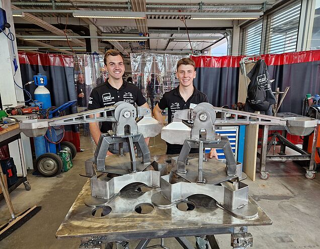 De g. à d. Les deux candidats aux WorldSkills et constructeurs métalliques Stefan Bill et Julian Gemperli devant leurs objets réalisés.