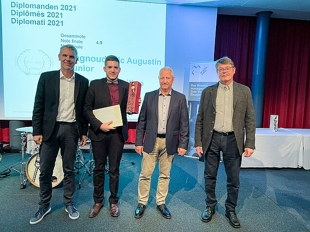 Diplômé avec la deuxième meilleure note 4.9 : Diego Zahno. Également sur la photo : Peter Meier (à gauche), Ruprecht Menge (2e à partir de la droite) et Raymond Chabry (à droite).