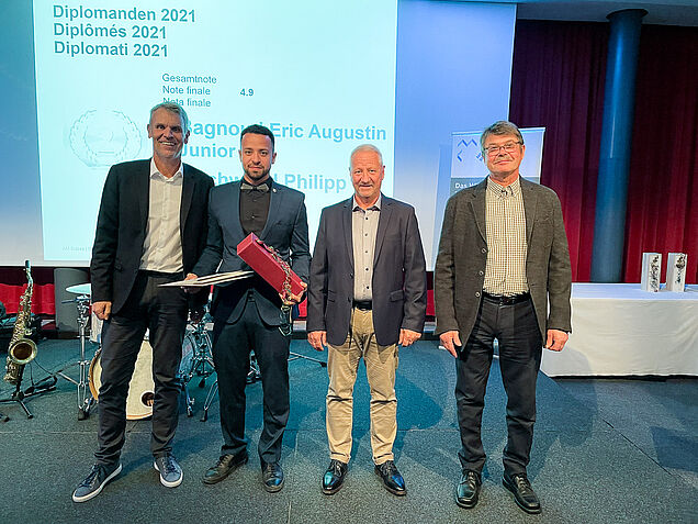 Hat mit der zweitbesten Note 4,9 abgeschlossen: Eric Augustin Junior Bagnoud. Weiter im Bild: Peter Meier (li.), Ruprecht Menge (2.v.re.) und Raymond Chabry (re.).