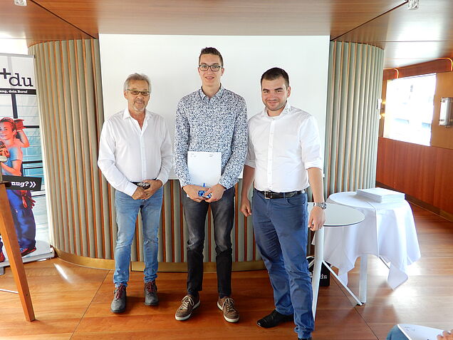 Meilleur machines de chantier à moteur 2019 : Florian Kuhn a obtenu la note de 5,6. Aussi sur la photo : René Gujer (g.) et Samuel Kocher (dr.).